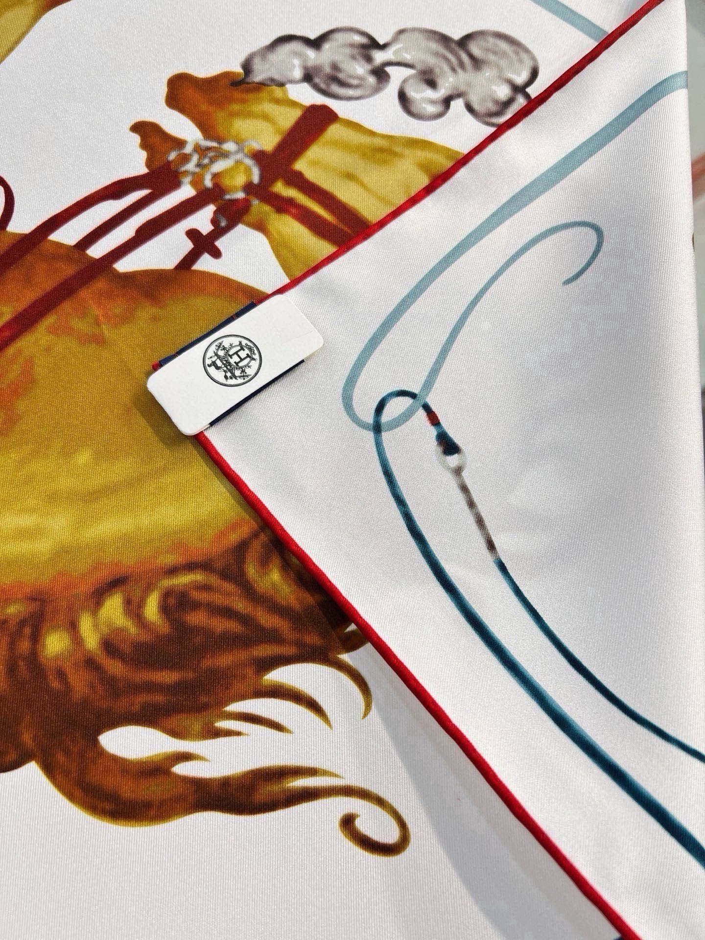 “纵意驰骋”90方巾-Hermes  丝巾名称：纵意驰骋 设计师：Thibaut Rassat 尺寸：88.5 ×88.