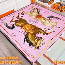 “纵意驰骋”90方巾-Hermes 丝巾名称:纵意驰骋 设计师:Thibaut Rassat 尺寸:88.5 ×88. “纵意驰骋”90方巾-Hermes 丝巾名称:纵意驰骋 设计师:Thibaut Rassat 尺寸:88.5 ×88.