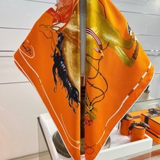 “纵意驰骋”90方巾-Hermes 丝巾名称:纵意驰骋 设计师:Thibaut Rassat 尺寸:88.5 ×88. “纵意驰骋”90方巾-Hermes 丝巾名称:纵意驰骋 设计师:Thibaut Rassat 尺寸:88.5 ×88.