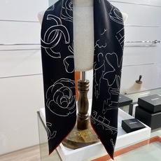 Chanel ~26新品~90双面真丝 山茶花、四叶草、埃菲尔铁塔与双C的完美搭配 适合各种场合搭配使用 设计灵动高级感 Chanel ~26新品~90双面真丝 山茶花、四叶草、埃菲尔铁塔与双C的完美搭配 适合各种场合搭配使用 设计灵动高级感