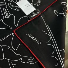 Chanel ~26新品~90双面真丝 山茶花、四叶草、埃菲尔铁塔与双C的完美搭配 适合各种场合搭配使用 设计灵动高级感 Chanel ~26新品~90双面真丝 山茶花、四叶草、埃菲尔铁塔与双C的完美搭配 适合各种场合搭配使用 设计灵动高级感