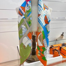 “诗意遨游”90方巾 手工卷边斜纹真丝方巾(100%桑蚕丝)。 这款爱马仕的经典单品展现强大而迷人的女性魅力精髓。此90 “诗意遨游”90方巾 手工卷边斜纹真丝方巾(100%桑蚕丝)。 这款爱马仕的经典单品展现强大而迷人的女性魅力精髓。此90