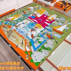 “诗意遨游”90方巾 手工卷边斜纹真丝方巾(100%桑蚕丝)。 这款爱马仕的经典单品展现强大而迷人的女性魅力精髓。此90 “诗意遨游”90方巾 手工卷边斜纹真丝方巾(100%桑蚕丝)。 这款爱马仕的经典单品展现强大而迷人的女性魅力精髓。此90