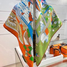 “诗意遨游”90方巾 手工卷边斜纹真丝方巾(100%桑蚕丝)。 这款爱马仕的经典单品展现强大而迷人的女性魅力精髓。此90 “诗意遨游”90方巾 手工卷边斜纹真丝方巾(100%桑蚕丝)。 这款爱马仕的经典单品展现强大而迷人的女性魅力精髓。此90