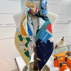 “诗意遨游”90方巾 手工卷边斜纹真丝方巾(100%桑蚕丝)。 这款爱马仕的经典单品展现强大而迷人的女性魅力精髓。此90 “诗意遨游”90方巾 手工卷边斜纹真丝方巾(100%桑蚕丝)。 这款爱马仕的经典单品展现强大而迷人的女性魅力精髓。此90