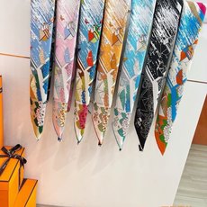 “诗意遨游”90方巾 手工卷边斜纹真丝方巾(100%桑蚕丝)。 这款爱马仕的经典单品展现强大而迷人的女性魅力精髓。此90 “诗意遨游”90方巾 手工卷边斜纹真丝方巾(100%桑蚕丝)。 这款爱马仕的经典单品展现强大而迷人的女性魅力精髓。此90