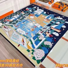 “诗意遨游”90方巾 手工卷边斜纹真丝方巾(100%桑蚕丝)。 这款爱马仕的经典单品展现强大而迷人的女性魅力精髓。此90 “诗意遨游”90方巾 手工卷边斜纹真丝方巾(100%桑蚕丝)。 这款爱马仕的经典单品展现强大而迷人的女性魅力精髓。此90