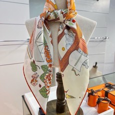 “诗意遨游”90方巾 手工卷边斜纹真丝方巾(100%桑蚕丝)。 这款爱马仕的经典单品展现强大而迷人的女性魅力精髓。此90 “诗意遨游”90方巾 手工卷边斜纹真丝方巾(100%桑蚕丝)。 这款爱马仕的经典单品展现强大而迷人的女性魅力精髓。此90