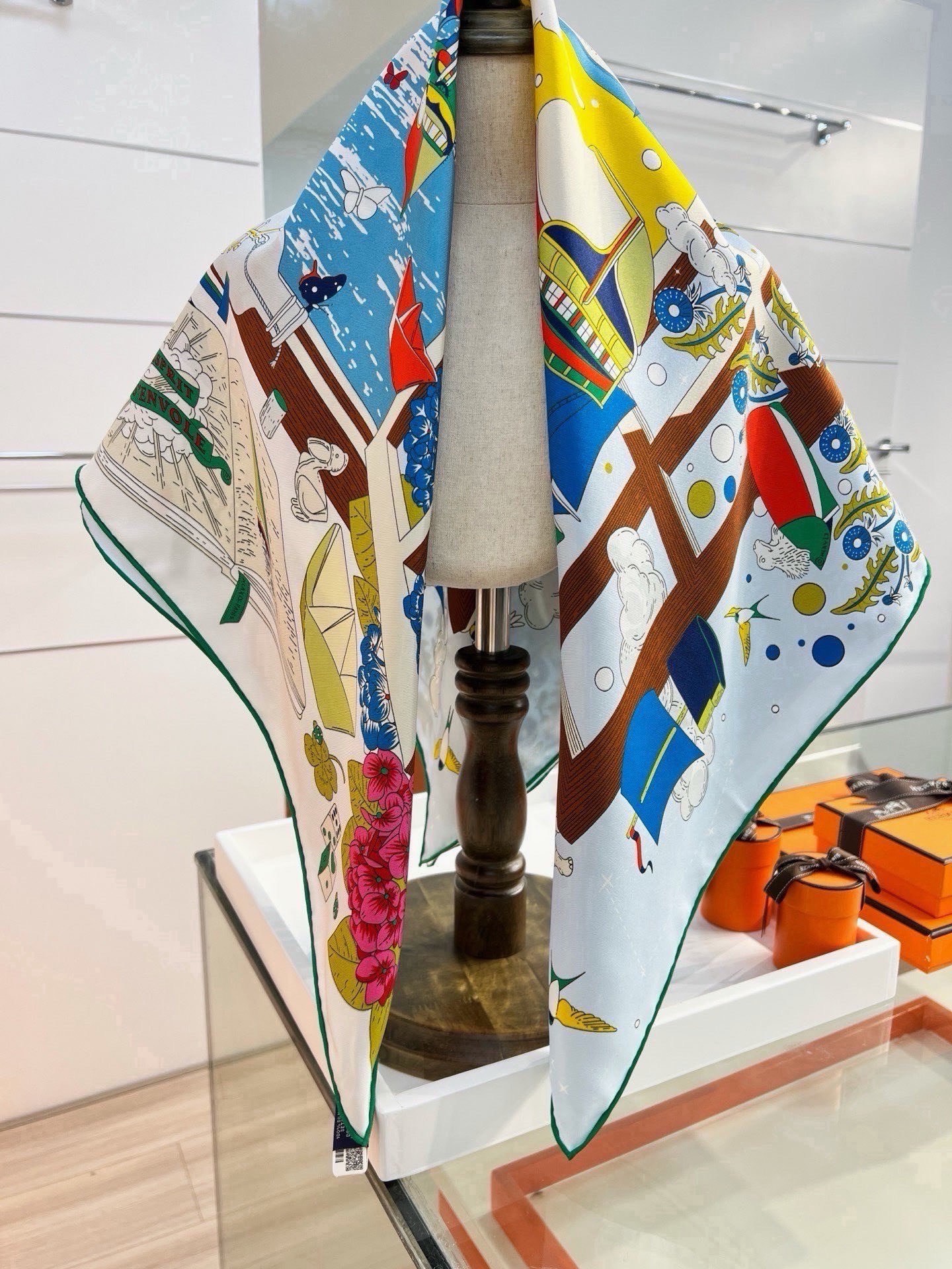 “诗意遨游”90方巾 手工卷边斜纹真丝方巾（100%桑蚕丝）。 这款爱马仕的经典单品展现强大而迷人的女性魅力精髓。此90