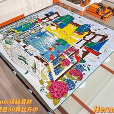“诗意遨游”90方巾 手工卷边斜纹真丝方巾(100%桑蚕丝)。 这款爱马仕的经典单品展现强大而迷人的女性魅力精髓。此90 “诗意遨游”90方巾 手工卷边斜纹真丝方巾(100%桑蚕丝)。 这款爱马仕的经典单品展现强大而迷人的女性魅力精髓。此90