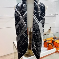 “诗意遨游”90方巾 手工卷边斜纹真丝方巾(100%桑蚕丝)。 这款爱马仕的经典单品展现强大而迷人的女性魅力精髓。此90 “诗意遨游”90方巾 手工卷边斜纹真丝方巾(100%桑蚕丝)。 这款爱马仕的经典单品展现强大而迷人的女性魅力精髓。此90