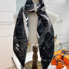 “诗意遨游”90方巾 手工卷边斜纹真丝方巾(100%桑蚕丝)。 这款爱马仕的经典单品展现强大而迷人的女性魅力精髓。此90 “诗意遨游”90方巾 手工卷边斜纹真丝方巾(100%桑蚕丝)。 这款爱马仕的经典单品展现强大而迷人的女性魅力精髓。此90