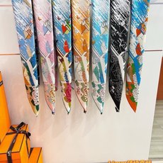 “诗意遨游”90方巾 手工卷边斜纹真丝方巾(100%桑蚕丝)。 这款爱马仕的经典单品展现强大而迷人的女性魅力精髓。此90 “诗意遨游”90方巾 手工卷边斜纹真丝方巾(100%桑蚕丝)。 这款爱马仕的经典单品展现强大而迷人的女性魅力精髓。此90