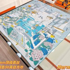 “诗意遨游”90方巾 手工卷边斜纹真丝方巾(100%桑蚕丝)。 这款爱马仕的经典单品展现强大而迷人的女性魅力精髓。此90 “诗意遨游”90方巾 手工卷边斜纹真丝方巾(100%桑蚕丝)。 这款爱马仕的经典单品展现强大而迷人的女性魅力精髓。此90