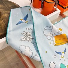 “诗意遨游”90方巾 手工卷边斜纹真丝方巾(100%桑蚕丝)。 这款爱马仕的经典单品展现强大而迷人的女性魅力精髓。此90 “诗意遨游”90方巾 手工卷边斜纹真丝方巾(100%桑蚕丝)。 这款爱马仕的经典单品展现强大而迷人的女性魅力精髓。此90