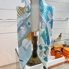“诗意遨游”90方巾 手工卷边斜纹真丝方巾(100%桑蚕丝)。 这款爱马仕的经典单品展现强大而迷人的女性魅力精髓。此90 “诗意遨游”90方巾 手工卷边斜纹真丝方巾(100%桑蚕丝)。 这款爱马仕的经典单品展现强大而迷人的女性魅力精髓。此90