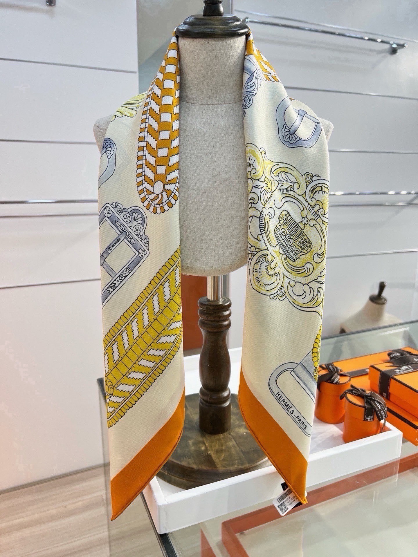 爱马仕(Hermès)90丝巾 经典款“Boucles et Sangles du Trian”真丝方巾 采用18m 爱马仕(Hermès)90丝巾 经典款“Boucles et Sangles du Trian”真丝方巾 采用18m