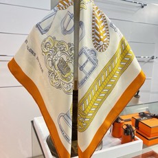 爱马仕(Hermès)90丝巾 经典款“Boucles et Sangles du Trian”真丝方巾 采用18m 爱马仕(Hermès)90丝巾 经典款“Boucles et Sangles du Trian”真丝方巾 采用18m