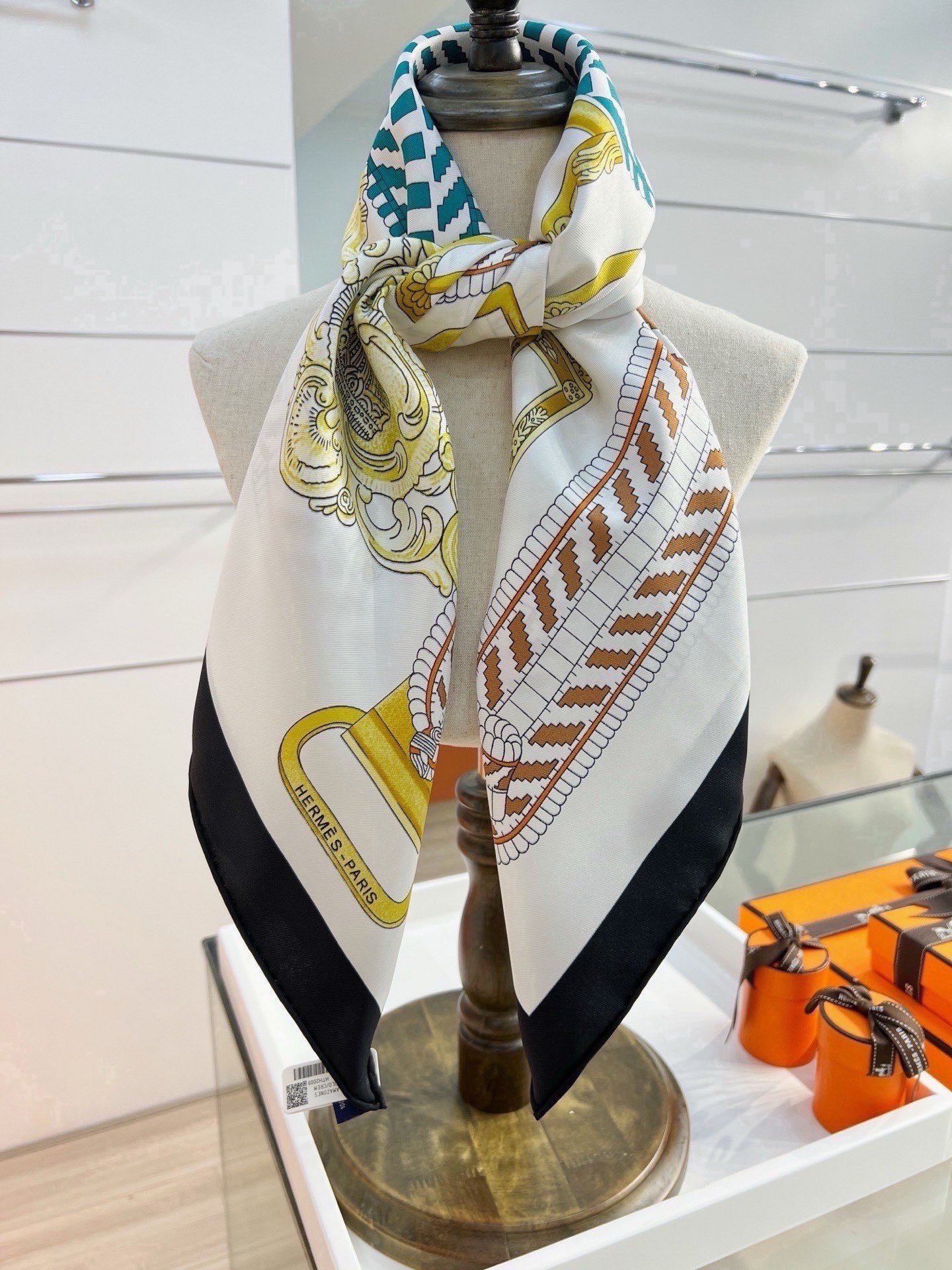 爱马仕（Hermès）90丝巾 经典款“Boucles et Sangles du Trian”真丝方巾​​ 采用18m