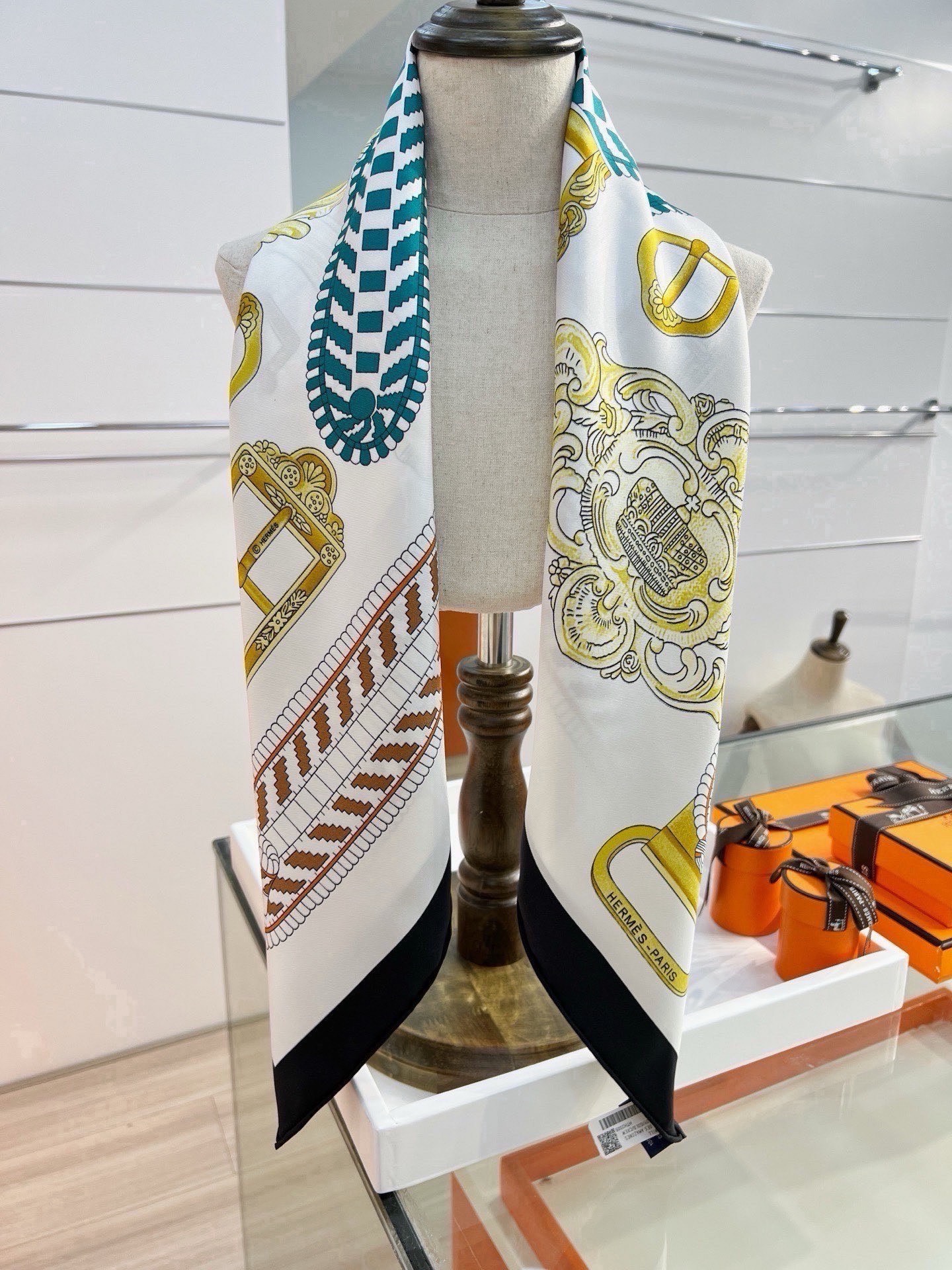 爱马仕（Hermès）90丝巾 经典款“Boucles et Sangles du Trian”真丝方巾​​ 采用18m