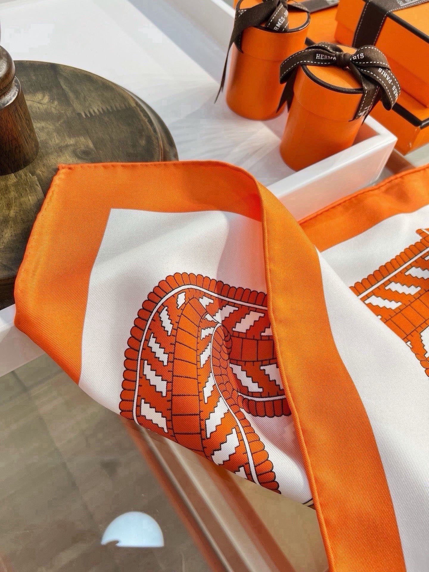 爱马仕（Hermès）90丝巾 经典款“Boucles et Sangles du Trian”真丝方巾​​ 采用18m