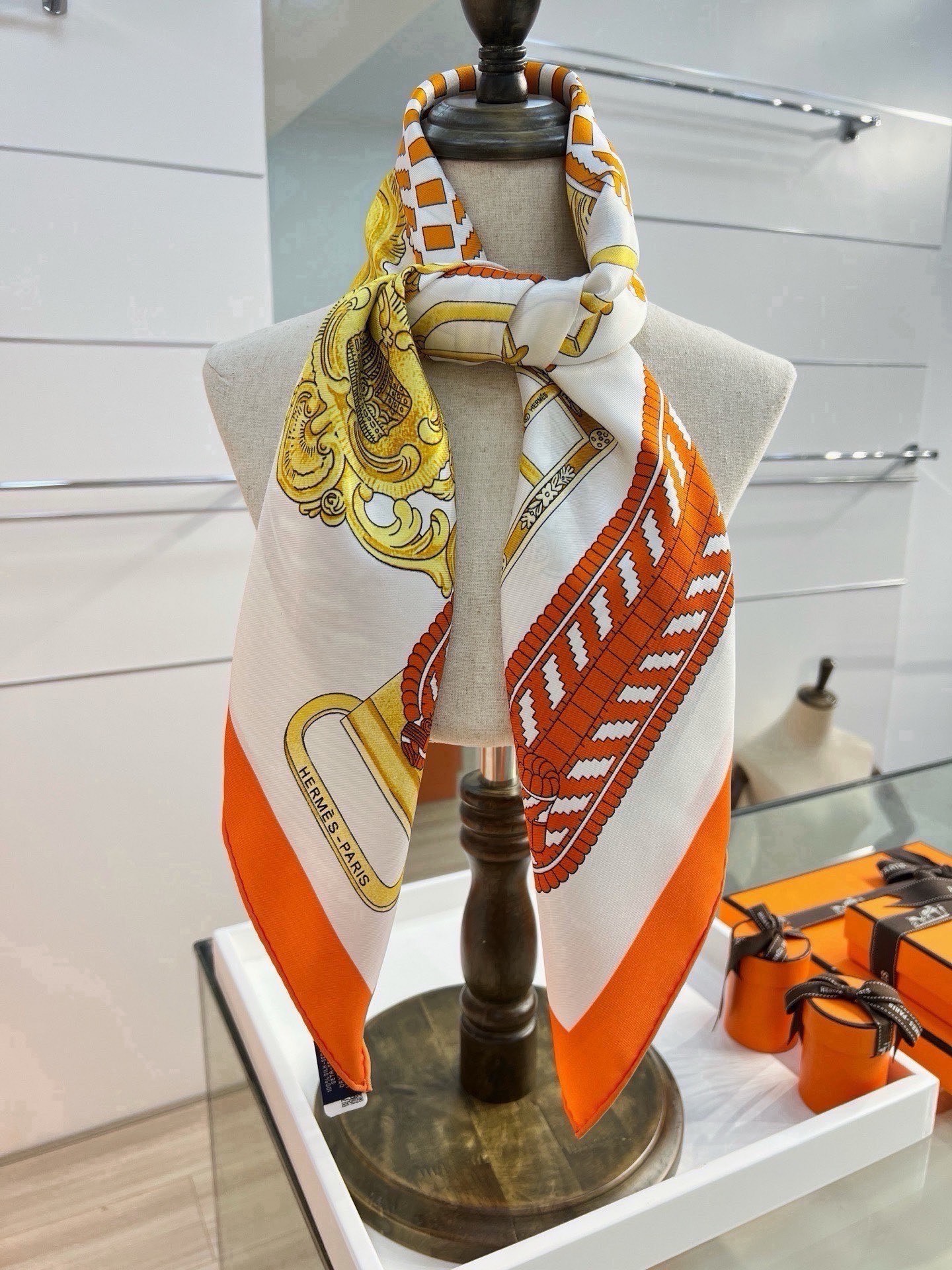 爱马仕（Hermès）90丝巾 经典款“Boucles et Sangles du Trian”真丝方巾​​ 采用18m