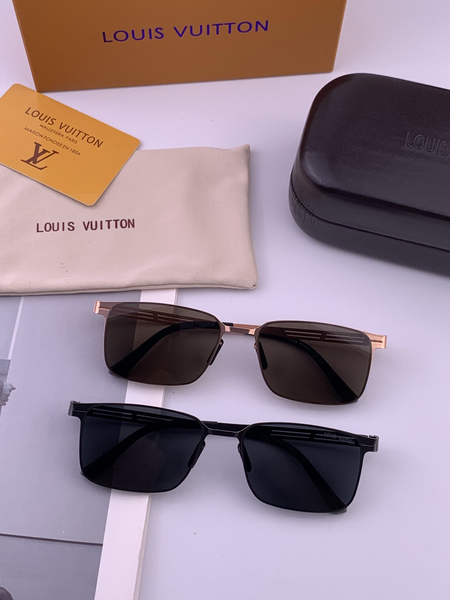 ♦️LV 新款男女情侣款太阳镜多边形墨镜iP电镀永不褪色 超轻超有弹性整幅眼镜无螺丝重要的是压不坏 高清镜片、精湛的工艺