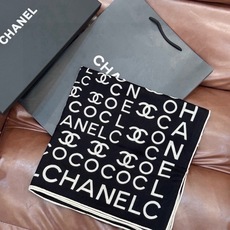 Chanel ~ 【140顶级双面丝绒披肩】 香家logo与字母的完美碰撞设计 底部还有隐隐约约的双C小Logo 完美 Chanel ~ 【140顶级双面丝绒披肩】 香家logo与字母的完美碰撞设计 底部还有隐隐约约的双C小Logo 完美