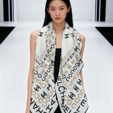 Chanel ~ 【140顶级双面丝绒披肩】 香家logo与字母的完美碰撞设计 底部还有隐隐约约的双C小Logo 完美 Chanel ~ 【140顶级双面丝绒披肩】 香家logo与字母的完美碰撞设计 底部还有隐隐约约的双C小Logo 完美