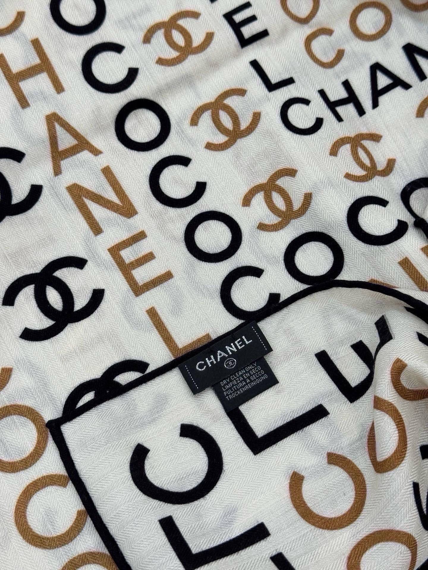 Chanel ~ 【140顶级双面丝绒披肩】 香家logo与字母的完美碰撞设计 底部还有隐隐约约的双C小Logo 完美 Chanel ~ 【140顶级双面丝绒披肩】 香家logo与字母的完美碰撞设计 底部还有隐隐约约的双C小Logo 完美