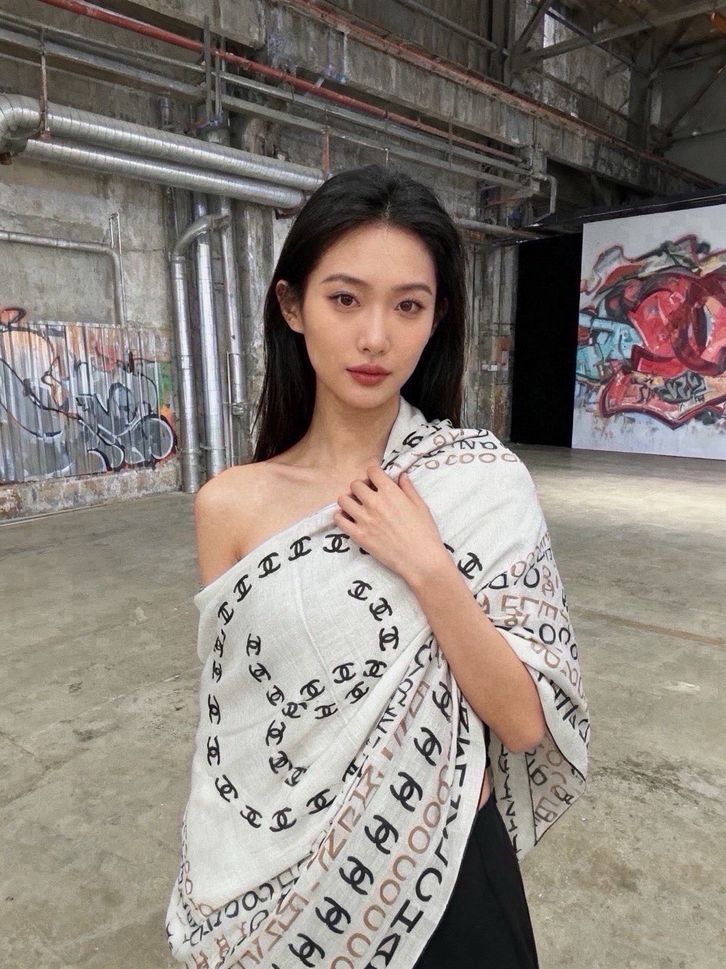 Chanel ~ 【140顶级双面丝绒披肩】 香家logo与字母的完美碰撞设计 底部还有隐隐约约的双C小Logo 完美 Chanel ~ 【140顶级双面丝绒披肩】 香家logo与字母的完美碰撞设计 底部还有隐隐约约的双C小Logo 完美
