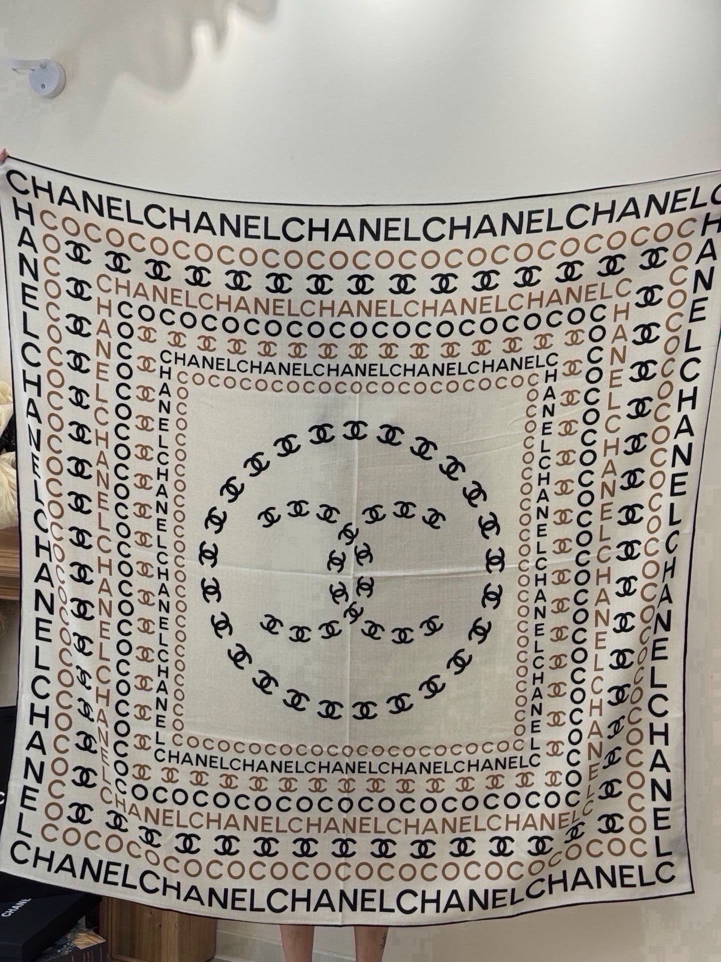 Chanel ~ 【140顶级双面丝绒披肩】 香家logo与字母的完美碰撞设计 底部还有隐隐约约的双C小Logo 完美 Chanel ~ 【140顶级双面丝绒披肩】 香家logo与字母的完美碰撞设计 底部还有隐隐约约的双C小Logo 完美