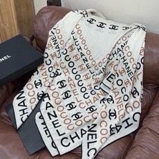 Chanel ~ 【140顶级双面丝绒披肩】 香家logo与字母的完美碰撞设计 底部还有隐隐约约的双C小Logo 完美 Chanel ~ 【140顶级双面丝绒披肩】 香家logo与字母的完美碰撞设计 底部还有隐隐约约的双C小Logo 完美