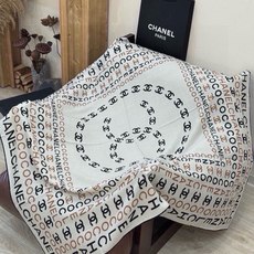 Chanel ~ 【140顶级双面丝绒披肩】 香家logo与字母的完美碰撞设计 底部还有隐隐约约的双C小Logo 完美 Chanel ~ 【140顶级双面丝绒披肩】 香家logo与字母的完美碰撞设计 底部还有隐隐约约的双C小Logo 完美