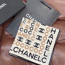 Chanel ~ 【140顶级双面丝绒披肩】 香家logo与字母的完美碰撞设计 底部还有隐隐约约的双C小Logo 完美 Chanel ~ 【140顶级双面丝绒披肩】 香家logo与字母的完美碰撞设计 底部还有隐隐约约的双C小Logo 完美