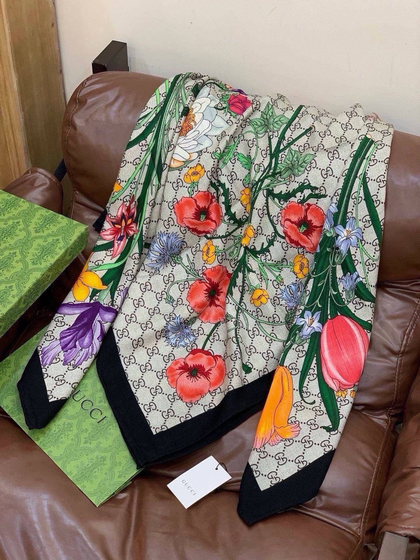 Gucci新款方巾 Gucci动物和花卉印花 品牌典藏图案在与全新醒目印花的衬托下熠熠生辉。这款方巾匠心缀饰动物和花卉印