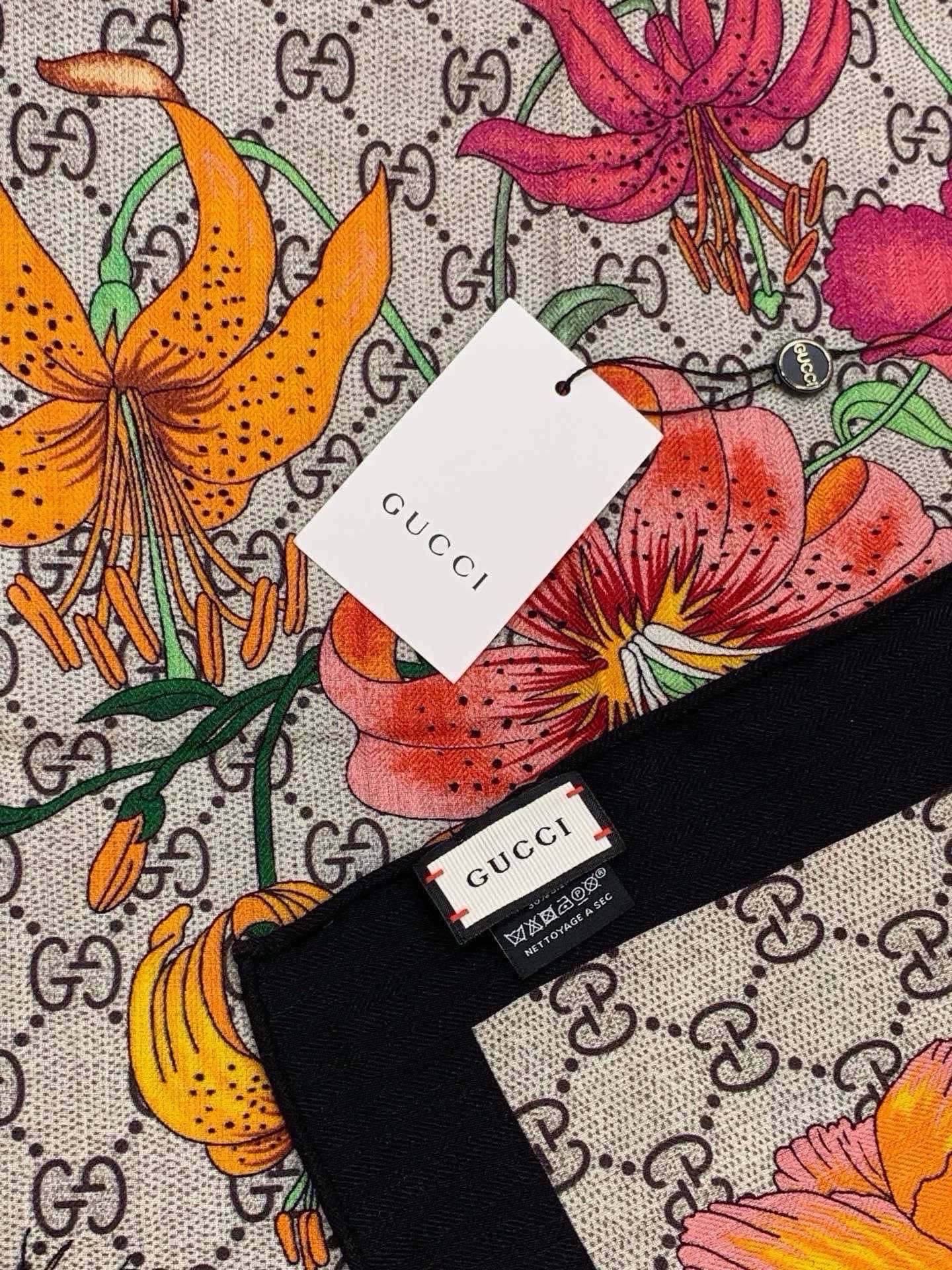 Gucci新款方巾 Gucci动物和花卉印花 品牌典藏图案在与全新醒目印花的衬托下熠熠生辉。这款方巾匠心缀饰动物和花卉印