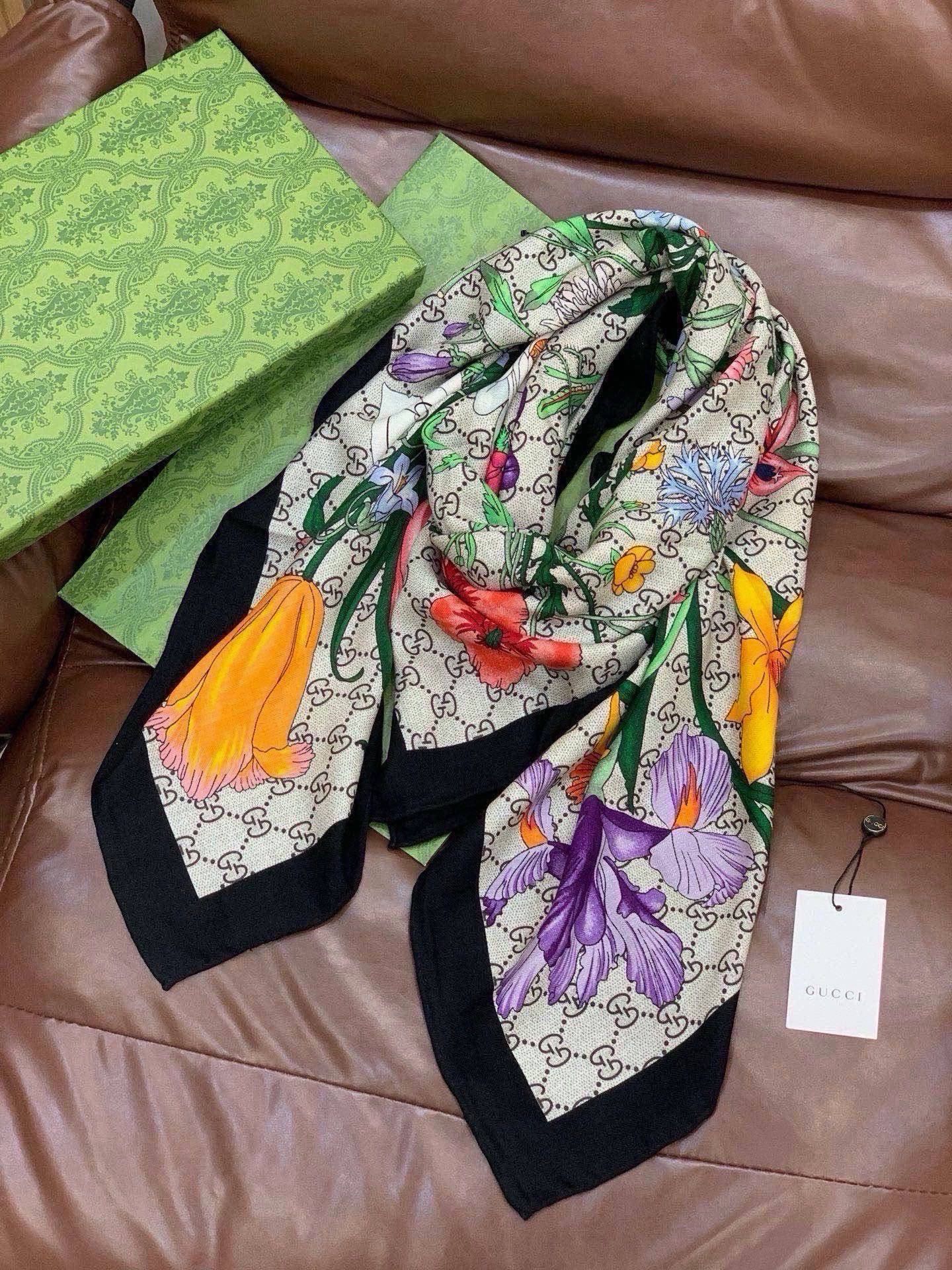 Gucci新款方巾 Gucci动物和花卉印花 品牌典藏图案在与全新醒目印花的衬托下熠熠生辉。这款方巾匠心缀饰动物和花卉印