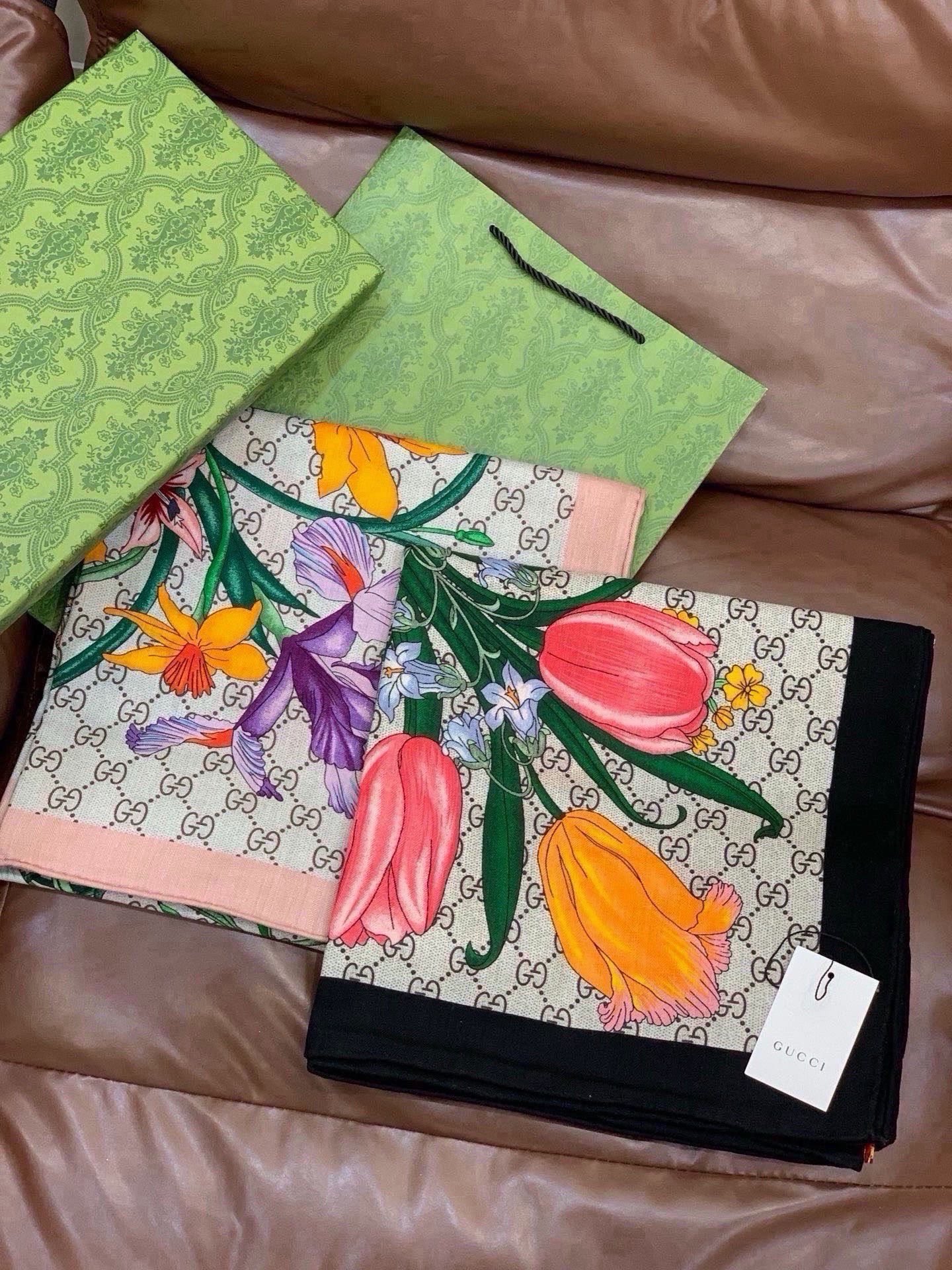 Gucci新款方巾 Gucci动物和花卉印花 品牌典藏图案在与全新醒目印花的衬托下熠熠生辉。这款方巾匠心缀饰动物和花卉印