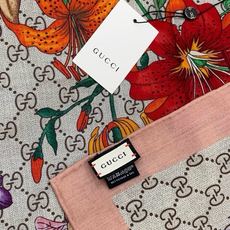 Gucci新款方巾 Gucci动物和花卉印花 品牌典藏图案在与全新醒目印花的衬托下熠熠生辉。这款方巾匠心缀饰动物和花卉印 Gucci新款方巾 Gucci动物和花卉印花 品牌典藏图案在与全新醒目印花的衬托下熠熠生辉。这款方巾匠心缀饰动物和花卉印