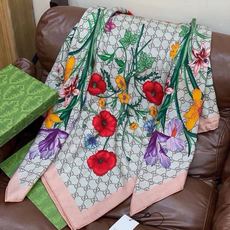Gucci新款方巾 Gucci动物和花卉印花 品牌典藏图案在与全新醒目印花的衬托下熠熠生辉。这款方巾匠心缀饰动物和花卉印 Gucci新款方巾 Gucci动物和花卉印花 品牌典藏图案在与全新醒目印花的衬托下熠熠生辉。这款方巾匠心缀饰动物和花卉印