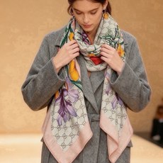 Gucci新款方巾 Gucci动物和花卉印花 品牌典藏图案在与全新醒目印花的衬托下熠熠生辉。这款方巾匠心缀饰动物和花卉印 Gucci新款方巾 Gucci动物和花卉印花 品牌典藏图案在与全新醒目印花的衬托下熠熠生辉。这款方巾匠心缀饰动物和花卉印