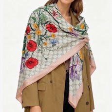 Gucci新款方巾 Gucci动物和花卉印花 品牌典藏图案在与全新醒目印花的衬托下熠熠生辉。这款方巾匠心缀饰动物和花卉印 Gucci新款方巾 Gucci动物和花卉印花 品牌典藏图案在与全新醒目印花的衬托下熠熠生辉。这款方巾匠心缀饰动物和花卉印