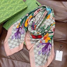 Gucci新款方巾 Gucci动物和花卉印花 品牌典藏图案在与全新醒目印花的衬托下熠熠生辉。这款方巾匠心缀饰动物和花卉印 Gucci新款方巾 Gucci动物和花卉印花 品牌典藏图案在与全新醒目印花的衬托下熠熠生辉。这款方巾匠心缀饰动物和花卉印