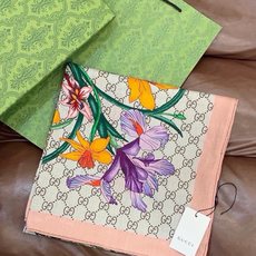 Gucci新款方巾 Gucci动物和花卉印花 品牌典藏图案在与全新醒目印花的衬托下熠熠生辉。这款方巾匠心缀饰动物和花卉印 Gucci新款方巾 Gucci动物和花卉印花 品牌典藏图案在与全新醒目印花的衬托下熠熠生辉。这款方巾匠心缀饰动物和花卉印