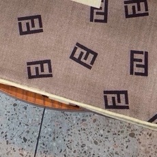 经典双F logo 遍布整条围巾丝绒材质 保暖性和手感都还不错哦 秋冬必入 百搭款 1962年,F公司聘用著名德籍设计师 经典双F logo 遍布整条围巾丝绒材质 保暖性和手感都还不错哦 秋冬必入 百搭款 1962年,F公司聘用著名德籍设计师