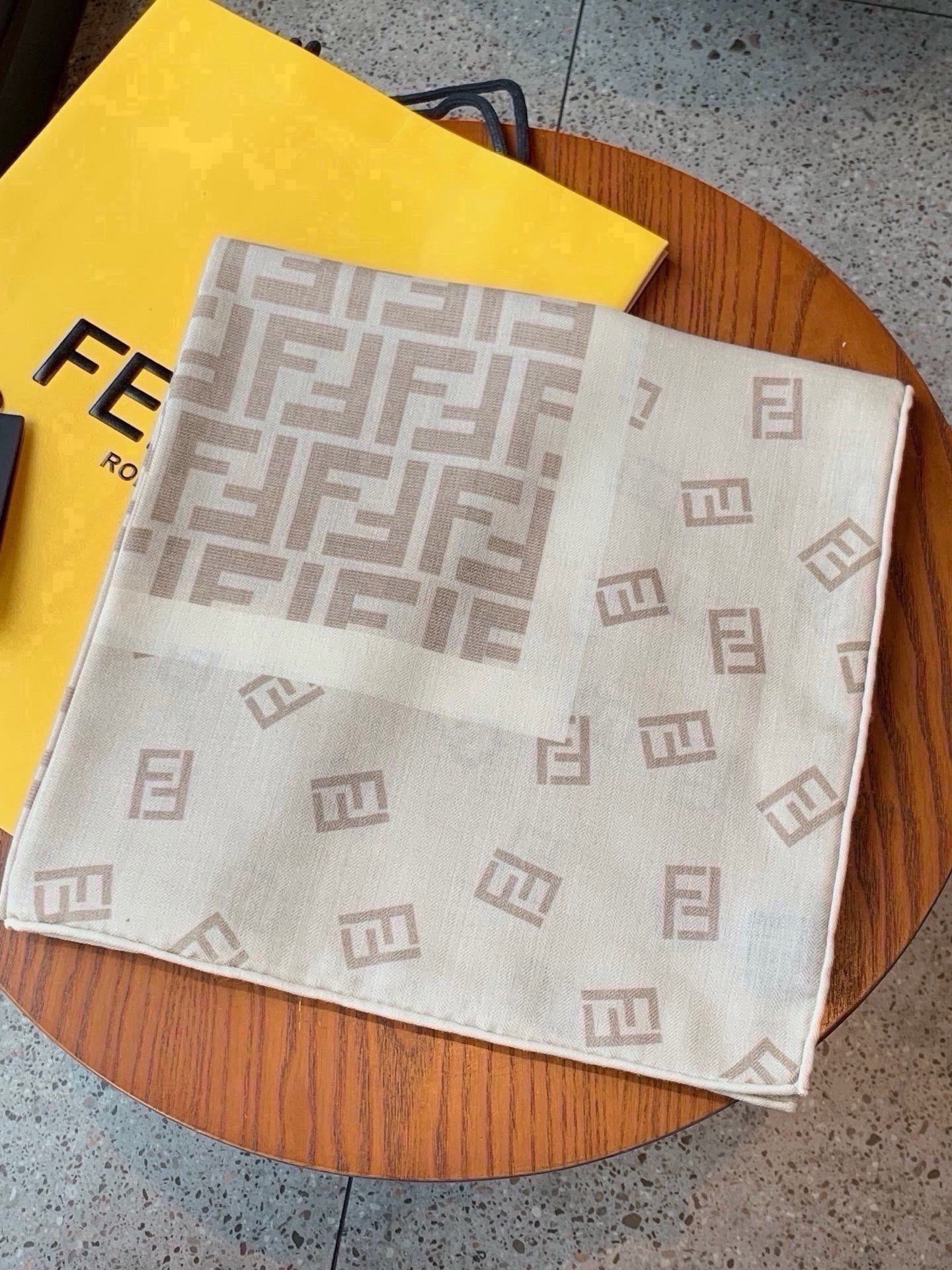 经典双F logo 遍布整条围巾丝绒材质 保暖性和手感都还不错哦 秋冬必入 百搭款 1962年,F公司聘用著名德籍设计师 经典双F logo 遍布整条围巾丝绒材质 保暖性和手感都还不错哦 秋冬必入 百搭款 1962年,F公司聘用著名德籍设计师