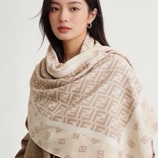 经典双F logo 遍布整条围巾丝绒材质 保暖性和手感都还不错哦 秋冬必入 百搭款 1962年,F公司聘用著名德籍设计师 经典双F logo 遍布整条围巾丝绒材质 保暖性和手感都还不错哦 秋冬必入 百搭款 1962年,F公司聘用著名德籍设计师