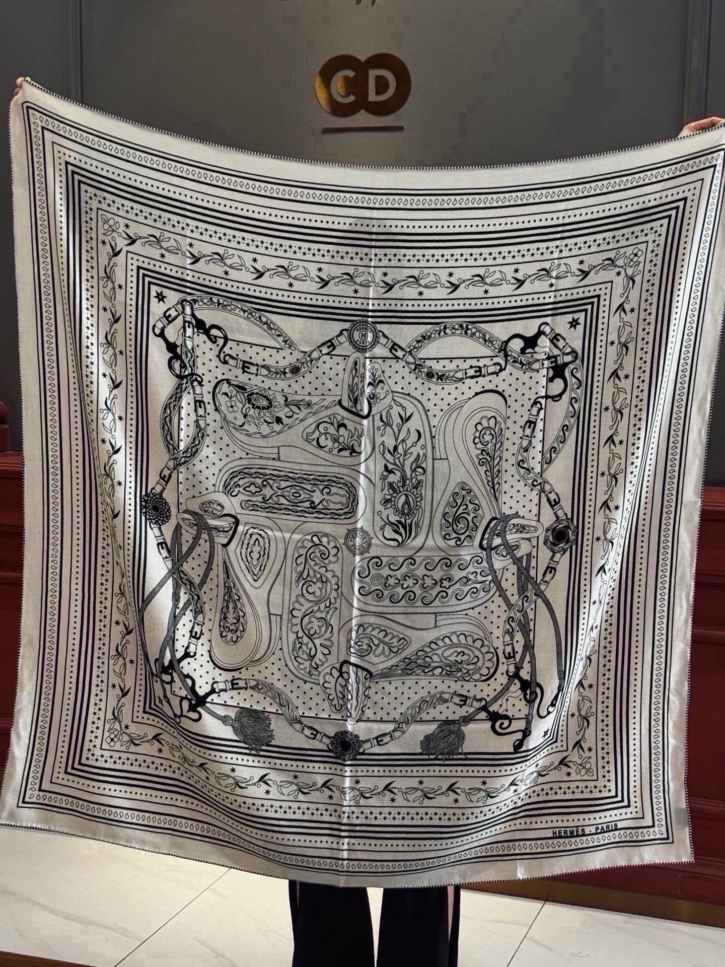 上新💕🔥丝绒方巾 【爱马仕春夏 亚马逊的庆典 Bandana，佩斯利花纹，生机勃勃的图案】（双面同色方巾）这款Herme
