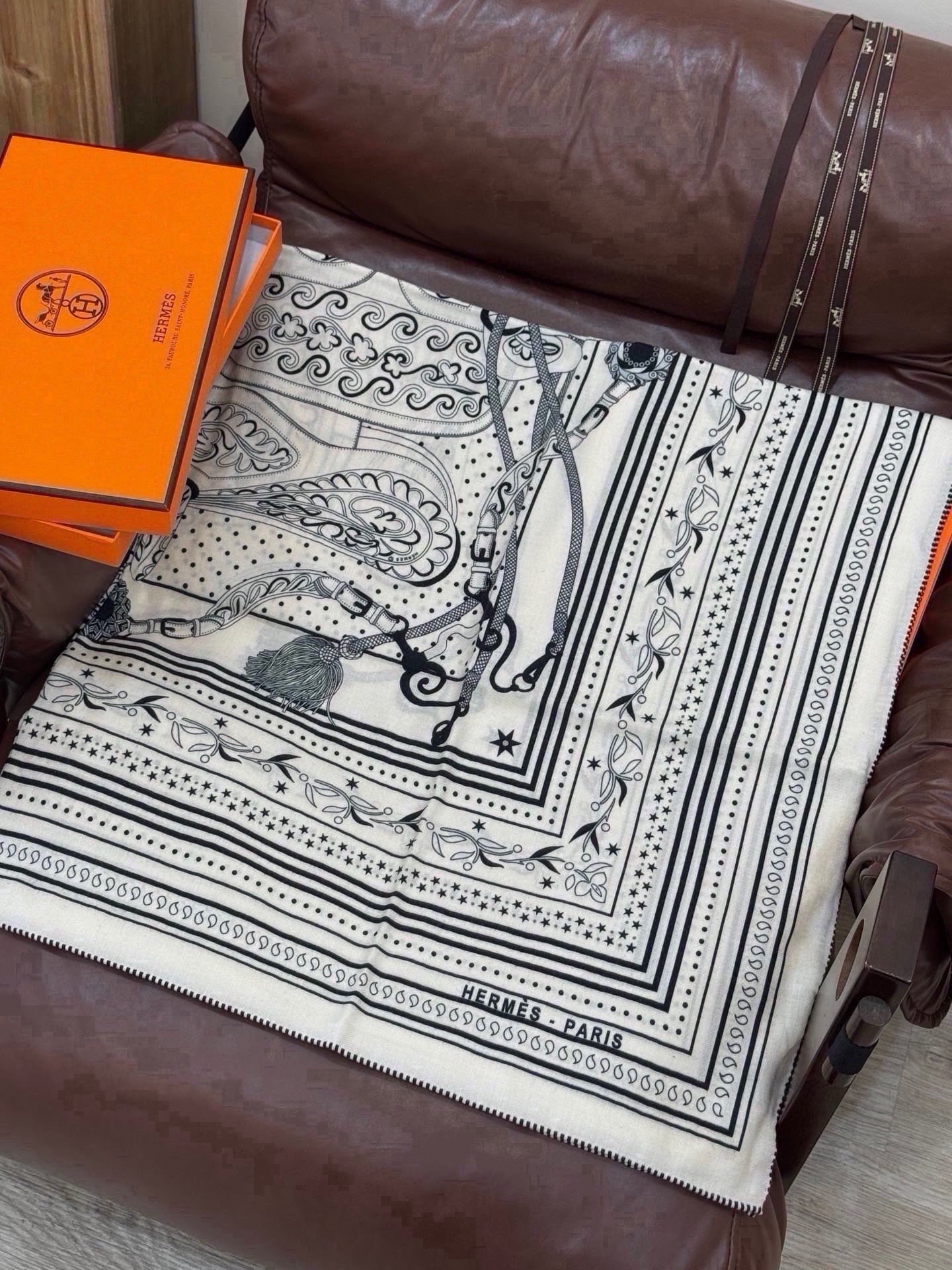上新💕🔥丝绒方巾 【爱马仕春夏 亚马逊的庆典 Bandana，佩斯利花纹，生机勃勃的图案】（双面同色方巾）这款Herme